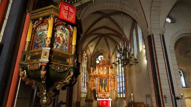 St Cosmas & Damian Goslar, Altarraum mit Kanzel