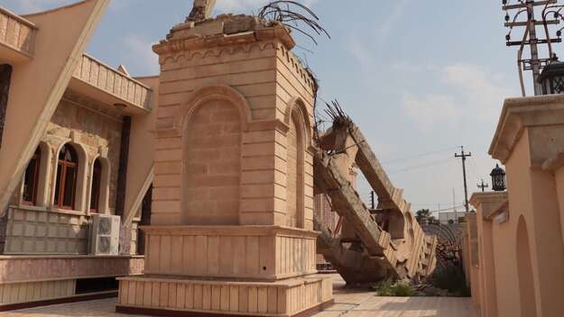 Der gefallene Glockenturm der Mar-Behnam-und-Sara-Kirche in Qaraqosh