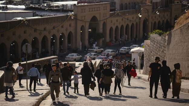 Spaziergängerinnen und Spaziergänger in Erbil