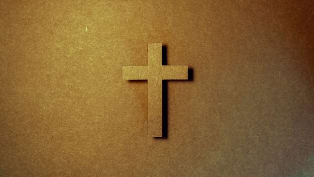 Braunes Kreuz auf einer braunen Wand
