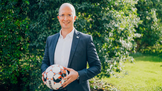 Präses Thorsten Latzel mit Fußball in der Hand