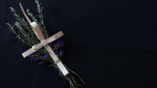 Kreuz mit Blumen