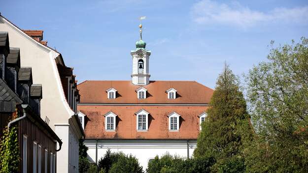 Außenansicht Kirchensaal mit Türmchen der Brüdergemeine in Herrnut (Sachsen)