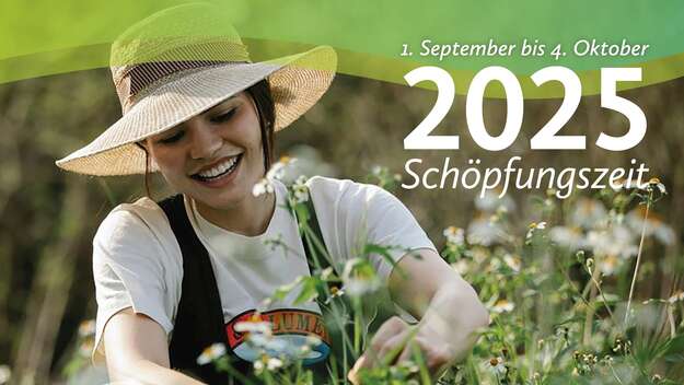 Junge Frau mit Strohhut auf Blumenwiese