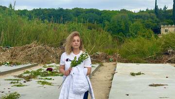 Die Journalistin Amloud Alamir an den Gräbern der Toten des Massakers von Al-Sanobar