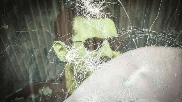 Zerschossenes Assad-Portrait am syrischer Grenzposten 'Jdeidat Yabous'