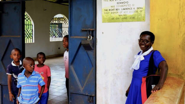Kinder in einer Kirche oder einer Schule in Afrika