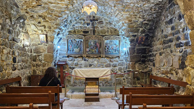 Blick auf Kirchenbänke und Altar in der Hananias-Kapelle in Damaskus Blick auf Kirchenbänke und Altar in der Hananias-Kapelle in Damaskus