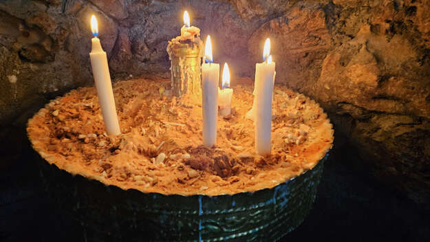 Brennende Kerzen in der Syrisch-Orthodoxen Sankt-Georgskapelle, Damaskus Brennende Kerzen in der Syrisch-Orthodoxen Sankt-Georgskapelle, Damaskus