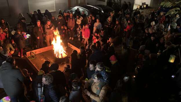 Menschen beim Martinsfeuer auf dem Frankfurter Römerberg