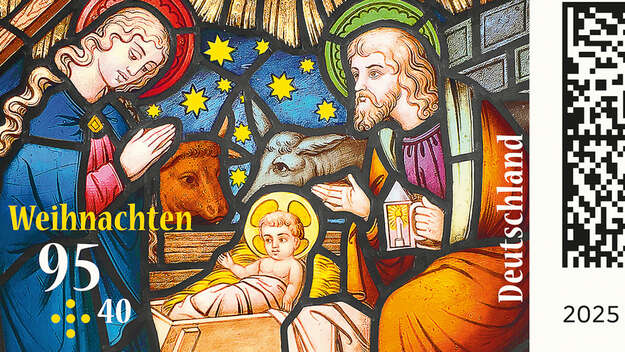 Motiv der Weihnachtsmarke 2025: Ein Kirchenfenster zeigt die Geburt Jesu im Stall bei Bethelehem