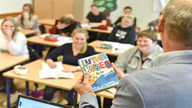 Jugendliche in einem Klassenzimmer im Religionsunterricht