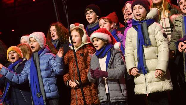 Ein Kinderchor beim Stadionsingen in Hannover.