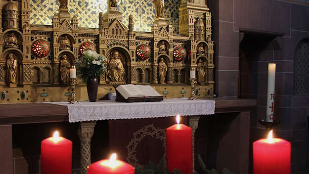 Adventskranz mit vier Kerzen im Altarraum der Bethlehemskirche in Hannover