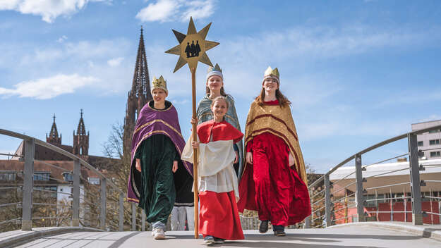 Die Sternsinger Samuel (12), Emma (13), Lisa (13) (v.l.n.r.) und Larissa (10) (Mitte vorne) aus der katholischen Kirchengemeinde St. Blasius in Freiburg-Zähringen (Erzbistum Freiburg) freuen sich auf die bundesweite Eröffnung am 30. Dezember 2025 in Freib