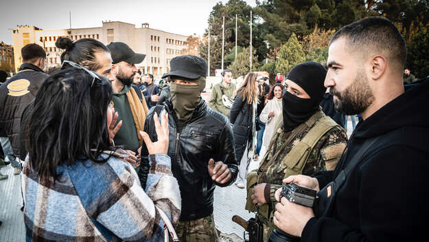 Demonstrierende in Damaskus fordern ein saekulares Syrien, Demokratie und die Gleichberechtigung von Mann und Frau (Aufgenommen 2024)