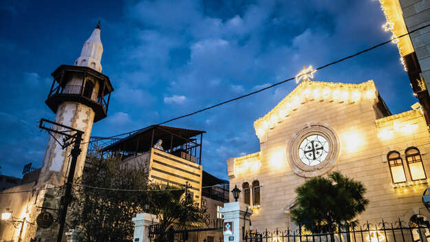 Heiligabend 2024 in Damaskus im christliches Viertel 'Bab Tuma' (Thomas-Tor) in der Altstadt: eine Moschee neben einer katholischen Kirche