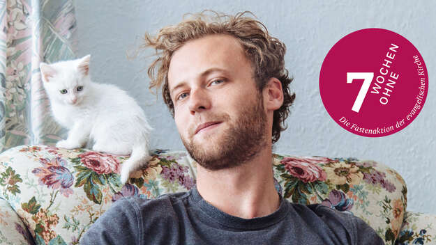 Aktionsmotiv von 7 Wochen Ohne 2026: Ein junger Mann mit Katze