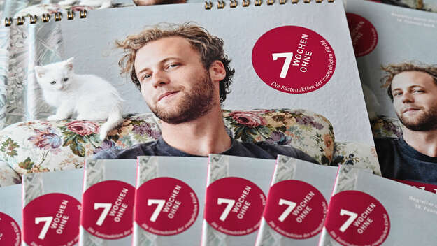 Symboldbild für die 7WochenOhne: Viele Kalender der Fastenaktion nebeneinander