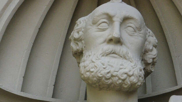 Eine Statue von Petrus