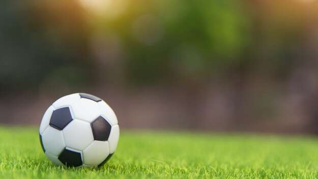 Ein Fußball liegt auf einem Rasenfeld