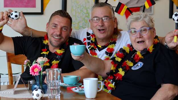 Fußballfans im Hamburger Lucafé
