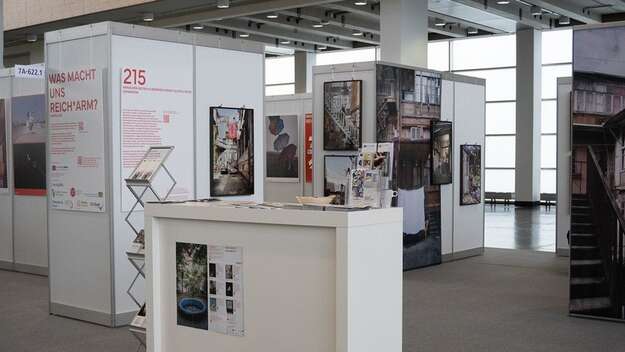 Blick in die Ausstellung 'Was macht uns reich*arm?'