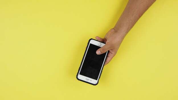 Hand hält Smartphone
