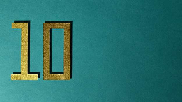 Die Zahl 10 in Gold auf grünem Hintergrund