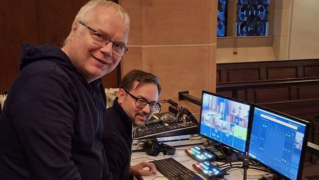 Pastor Ralf Peter Reimann und Technikexperte Christian Schiffers bei einer Online-Andacht