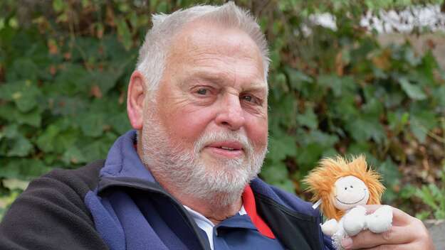 Witwer Werner Oppmann haelt einen plueschigen 'Engel' in der Hand