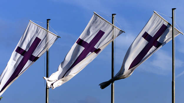 Symbolfoto: Kirchenfahnen während der Synodentagung der Evangelischen Kirche in Deutschland (EKD) in Timmendorfer Strand.