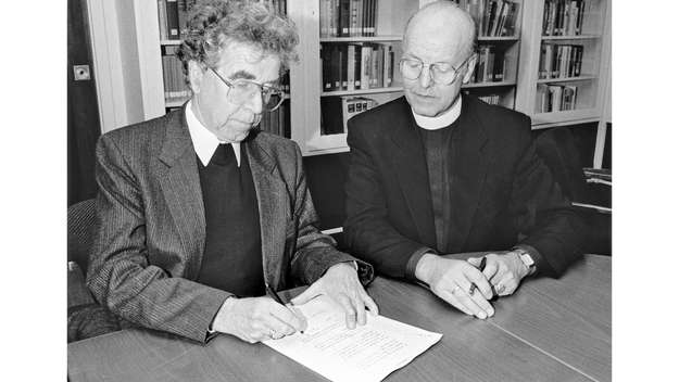EKD-Ratsvorsitzender Bischof Dr. Martin Kruse und Kirchenbundvorsitzender Bischof Werner Leich unterzeichnen im Januar 1990 die Loccumer Erklärung