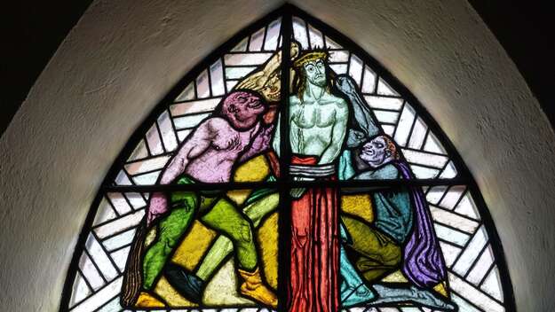 Antisemitische Klisches: Kirchenfenster in der Kreuzkirche in Oberammergau zeigt Geisselung Jesu