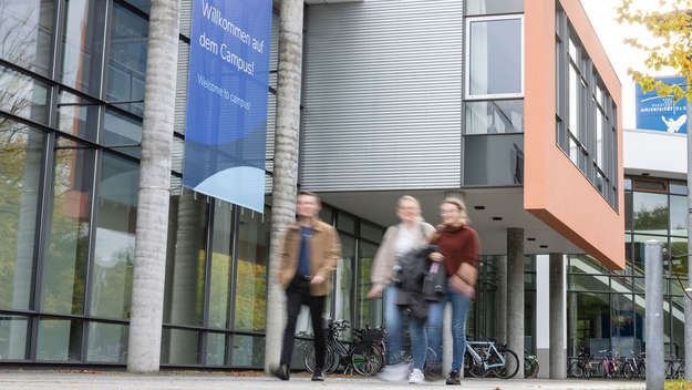Studenten auf dem Campus der Uni Oldenburg