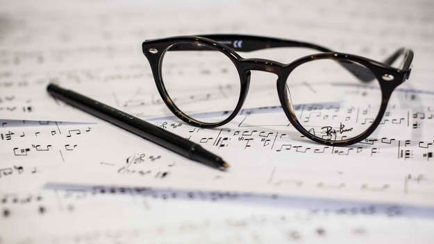Brille und Stift auf Notenblatt