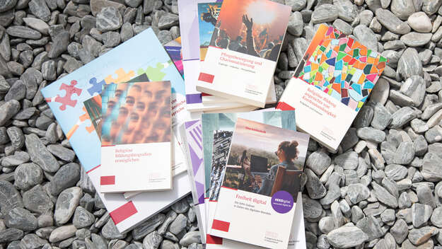 Foto verschiedener Denkschriften und Grundlagentexte der EKD