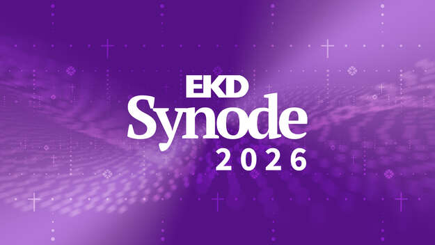 Grafik zur EKD-Synode 2026 mit weißem Schriftzug auf violettem, abstraktem Hintergrund.