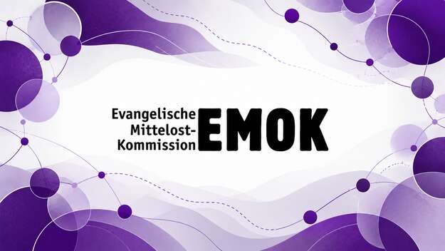 EMOK-Schriftzug auf weiß-violettem Hintergrund mit verbundenen Kreisen und Linien als Symbol für die Zusammenarbeit der Kommission.