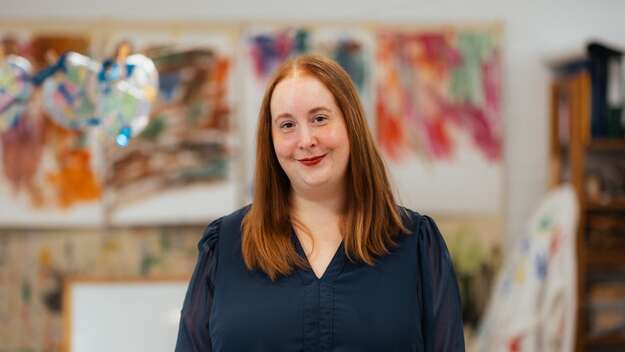 Erzieherin im Klassenraum