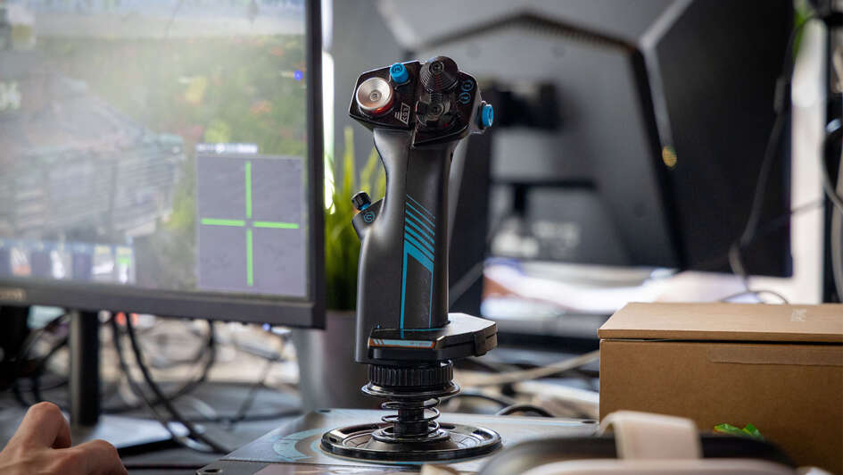 Фото с GG-Gamingtreff, джойстик в фокусе