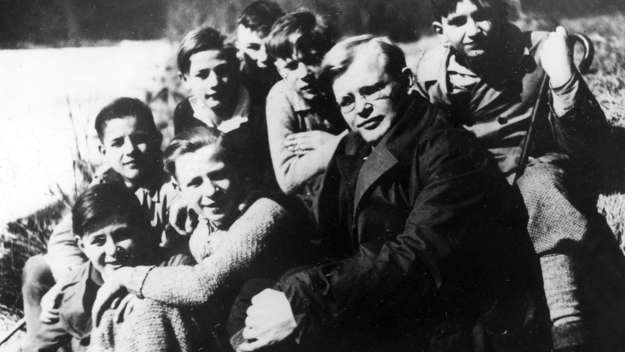 Der evangelische Theologe Dietrich Bonhoeffer mit Konfirmanden bei einem Ausflug im Harz 1932