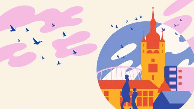 Farbenfrohe Stadtillustration mit markantem Turm, Brücke und Gebäuden auf der rechten Seite; rosa und cremeweiße Wolken sowie blaue Vögel schweben vor beigem Hintergrund.