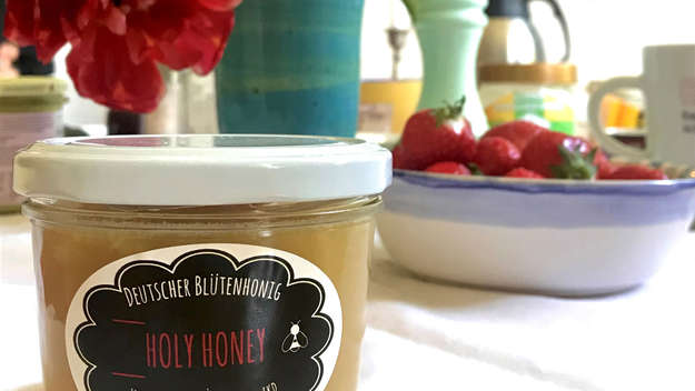 Ein Glas 'Holy Honey' auf dem gedeckten Frühstückstisch