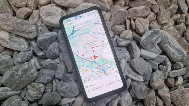 Smartphone auf dem die Standorte von Kirchen auf einer Karte markiert sind