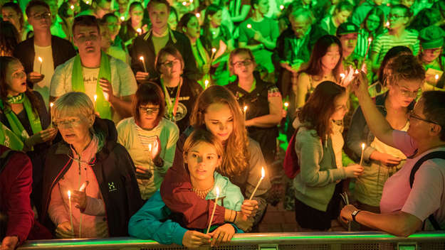 Kirchentag 2019: Alina und Lisa beim Lichtermeer beim Segen zur Nacht auf dem Friedensplatz