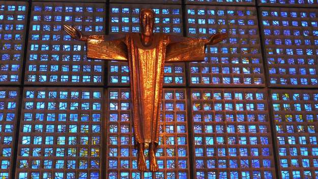 Kreuz in der Kaiser-Wilhelm-Gedächtniskirche in Berlin