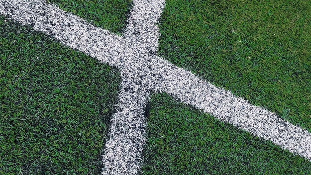 Symbolbild: Kirche und Sport, Kreuz auf dem Fußballfeld