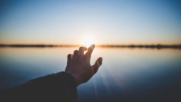 Teaserbild für die Predigtmeditation: Hand greift nach Sonne