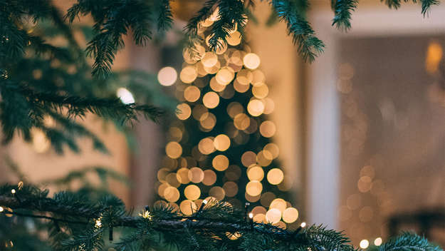 Weihnachtsbaum mit Lichtern
